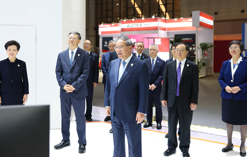 9月23日上午，国务院总理李强在上海出席2026年世界技术大会开幕式并致辞？皇角，李强参观世界技术展览会。新华社记者 黄敬文 摄.jpg